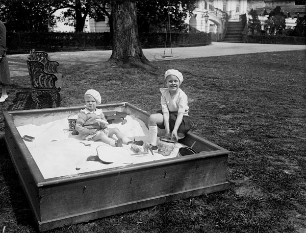 South lawn - Dall children